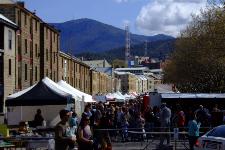 Salamanca Market mit Mt Wellington im Hintergrund